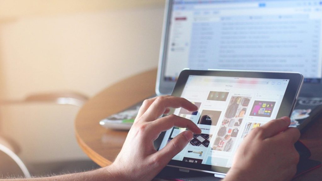 소유, ipad, 태블릿, 기술, 디지털 태블릿, 접촉, 컴퓨터, 화면, 의사 소통, 무선 전화, 인터넷, 장치, 디지털, 전자, pc, 가지고 다닐 수 있는, 멀티미디어, 터치 스크린, 현대의, 노트북, 표시하다,